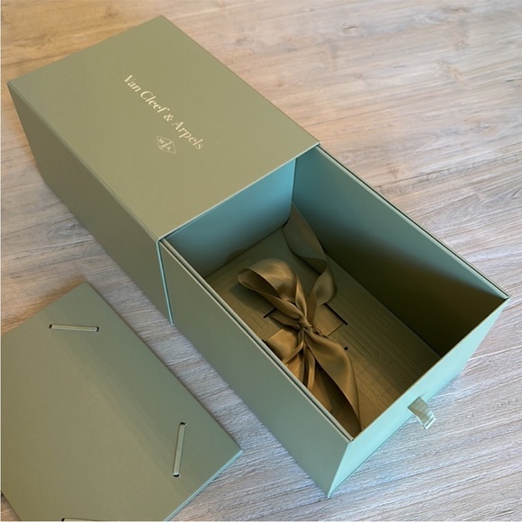 🟥SOLD🟥 Van Cleef and Arpels Onyx Vintage Alhambra Earrings - Picture 10 of 10